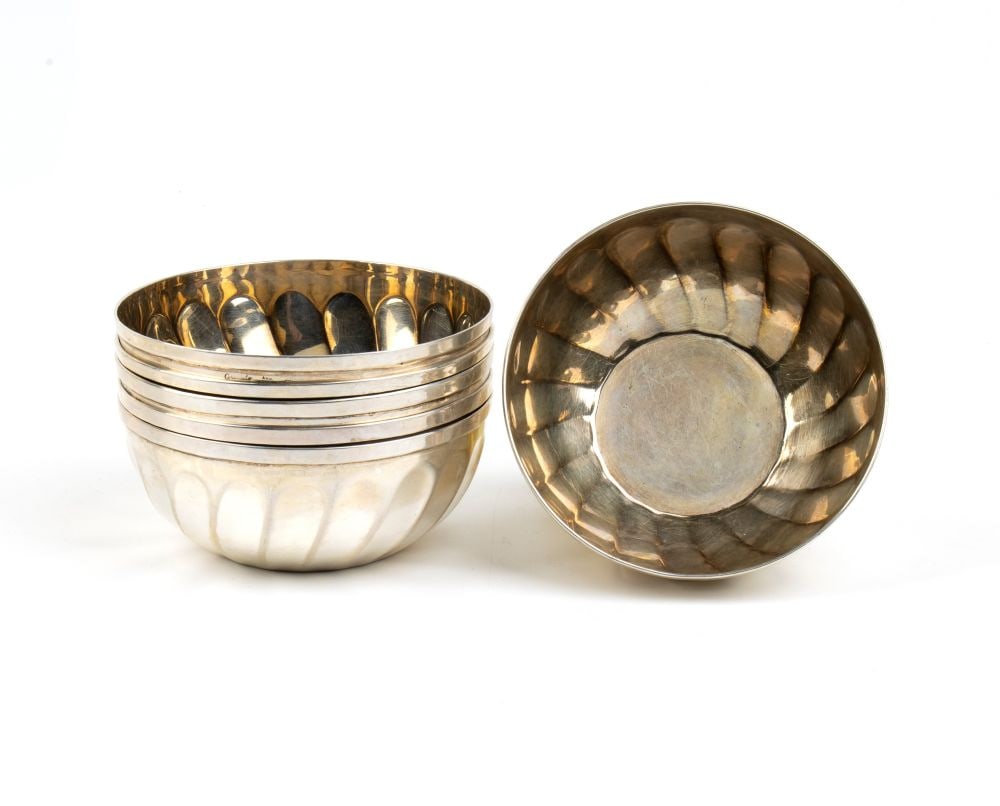 A set of 6 italian solid silver bowls: 800/1000 silver, round shaped, with a grooved body in a wavy pattern.Hallmarked "CESELLATO A MANO - ARG IL LEONE - 660 FI - 800".