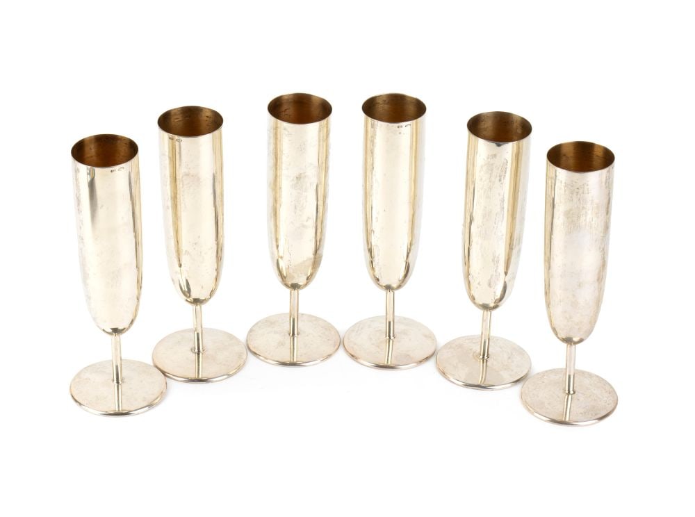 Set of 6 Italian solid silver flutes: with cylindrical bowl supported by a thin, straight stem with a wide, flat circular base.800/1000 silver, hallmarked "800".