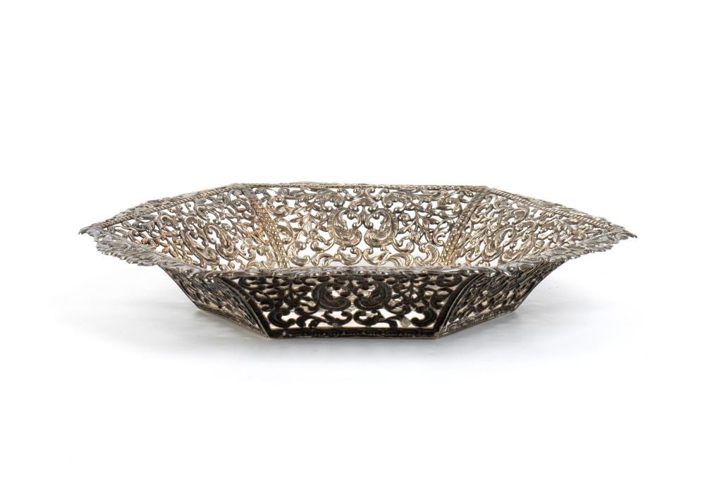 Solid silver Spanish basket: hexagonal in shape. Each of the six side segments is richly decorated with floral openwork featuring rocaille scroll motifs, creating a dense and elegant silver lace-like lattice.915/1000 silver, hall