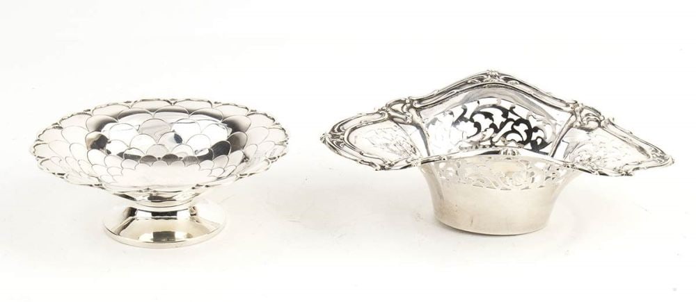 A pair of sterling silver baskets: I - Oval-shaped, decorated and openworked with plant scrolls.II - Round in shape, decorated with fish scales.I - 925/1000 silver, complete set of Birmingham hallmarks 1906–1907, silversmiths G.
