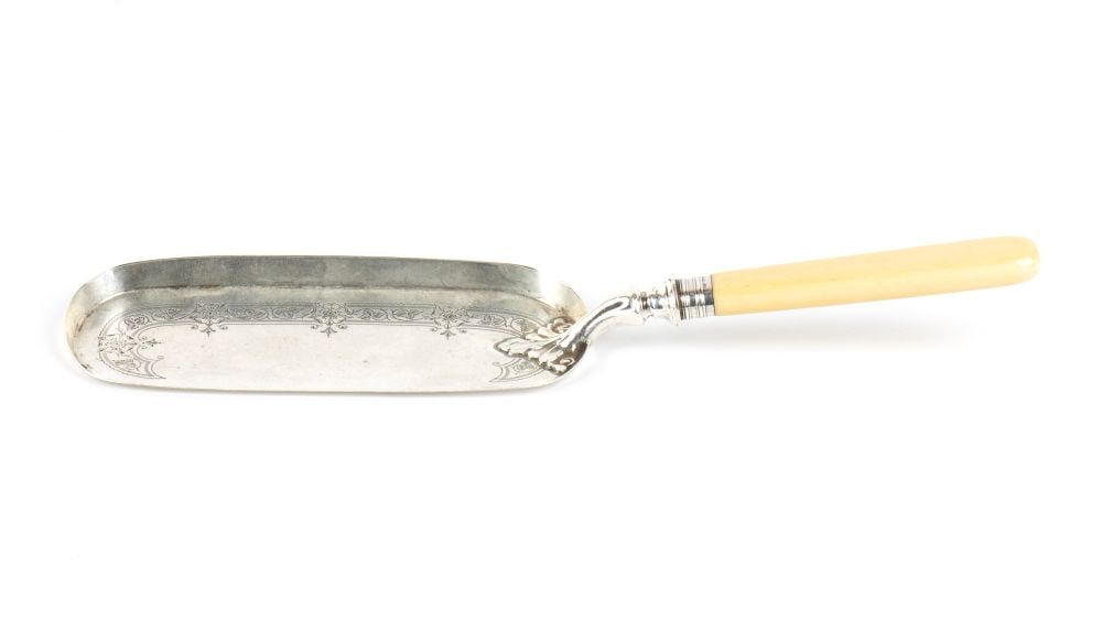 R & W SORLEY Silver spoon: of elongated rectangular shape with rounded corners. The surface of the blade is decorated with floral motifs.Sterling silver, fully hallmarked London 1908–1909, silversmith R & W Sorley.