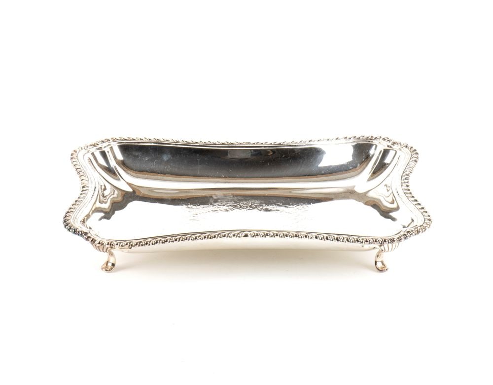 italian solid silver basket: rectangular shaped, laying on 4 feet and decorated with floreal engravings.800/1000 silver, hallmarked ‘800 – Italian hallmarks from the Fascist period.