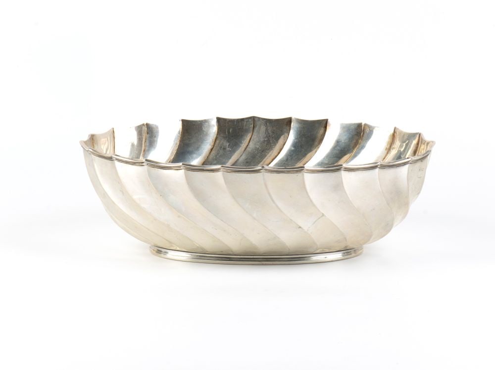 CESA Italian solid silver basket: with a design entirely characterised by broad, twisted, oblique ridges.800/1000 silver, hallmarked "800 – 1 AL", by silversmith CESA.