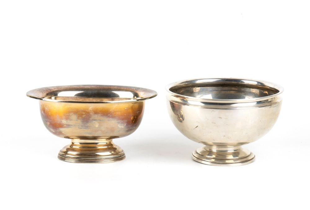 ZARAMELLA A pair of Italian solid silver bowls: Each piece features a hemispherical bowl with a smooth profile, with a slightly outward-curving and flared rim. The bowl rests on a solid, spool-shaped circular foot with a stepped, moulded