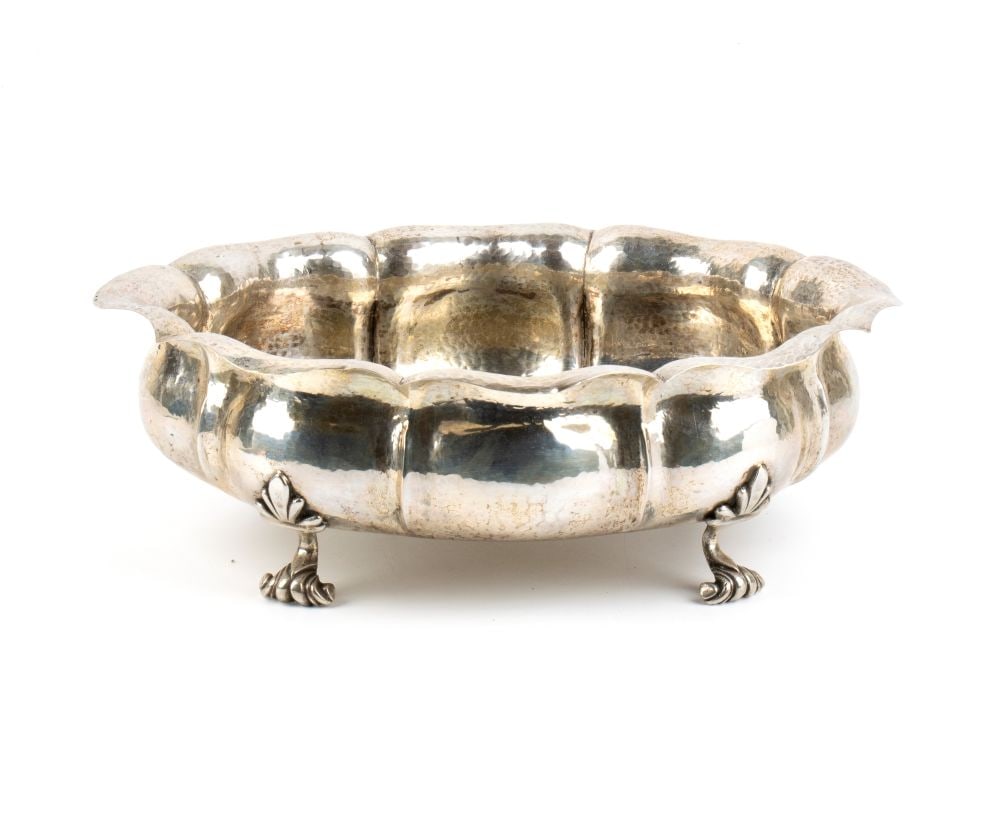 Italian sollid silver basket: oval and contoured in shape, resting on four lion feet.800/1000 silver, hallmarked "B.R. - 800".