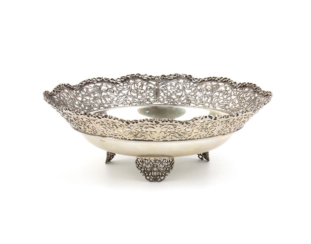 italian solid silver basket: round in shape, with openwork edges featuring floral motifs, which are repeated as decoration on the three feet.800/1000 silver, hallmarked "800 - MI 515".