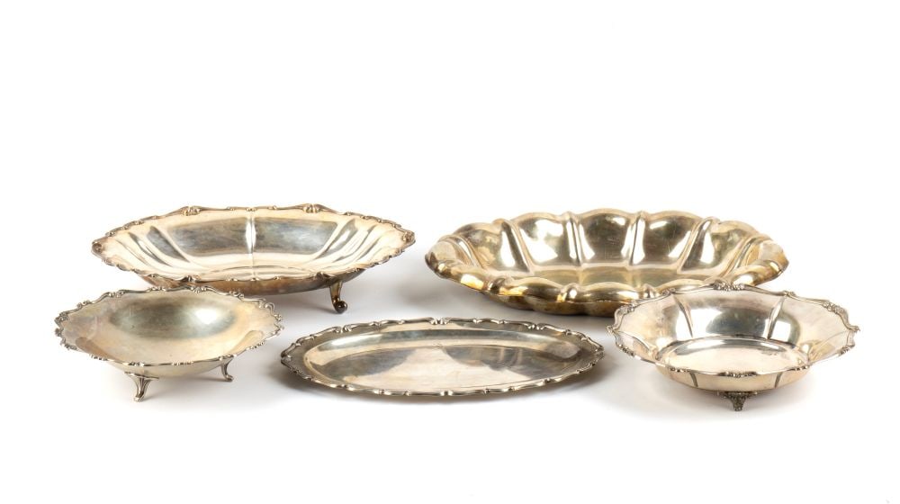 A group of of 5 italian solid silver baskets: consisting of: 3 bowls on feet: concave bowls of various sizes (one circular and two oval); 1 oval, fluted centrepiece; 1 flat oval tray.800/1000 silver, hallmarked "800".Diameter I: 20 cmDiameter