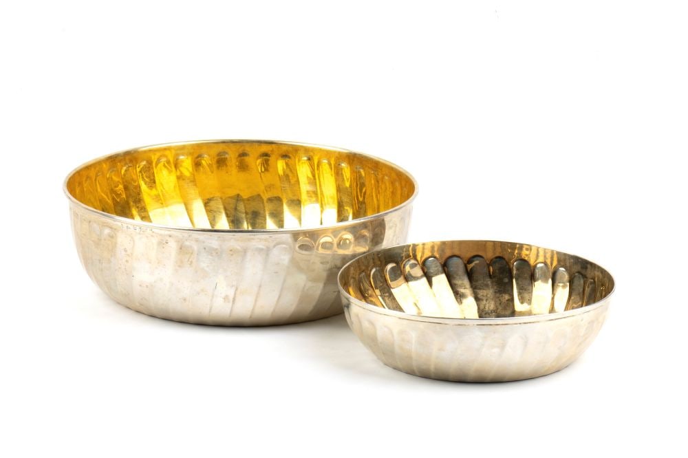 A pair of Italian solid silver bowls: round in shape with a contoured body.800/1000 silver, hallmarked "ARG. I LEONI – HAND-CHISELLED – 800"; "HAND-CRAFTED – 800".Height × diameter I: 10 × 33 cm;Height ×