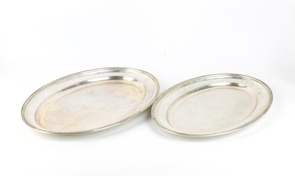 ZARAMELLA A pair of Italian solid silver trays: oval in shape. A palmette motif runs along the edges.800/1000 silver, hallmarked "800 – 30 PD", silversmith fratelli Zaramella.Height x width I: 46 x 31 cm;Height x width I: 51 x 34 cm.