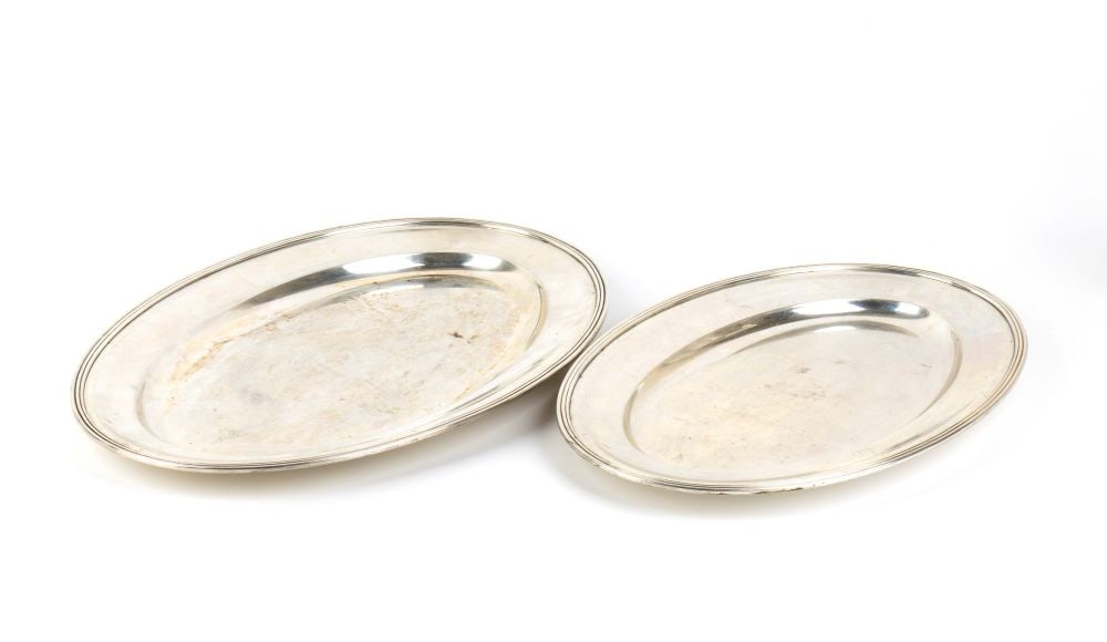 CESA A pair of Italian solid silver trays: oval in shape. The rim is finished along the outer edge with a thin, elegant fillet moulding.800/1000 silver, hallmarked "800 – 1 AL", the silversmith CESA, Alessandria. It also bears the Cima