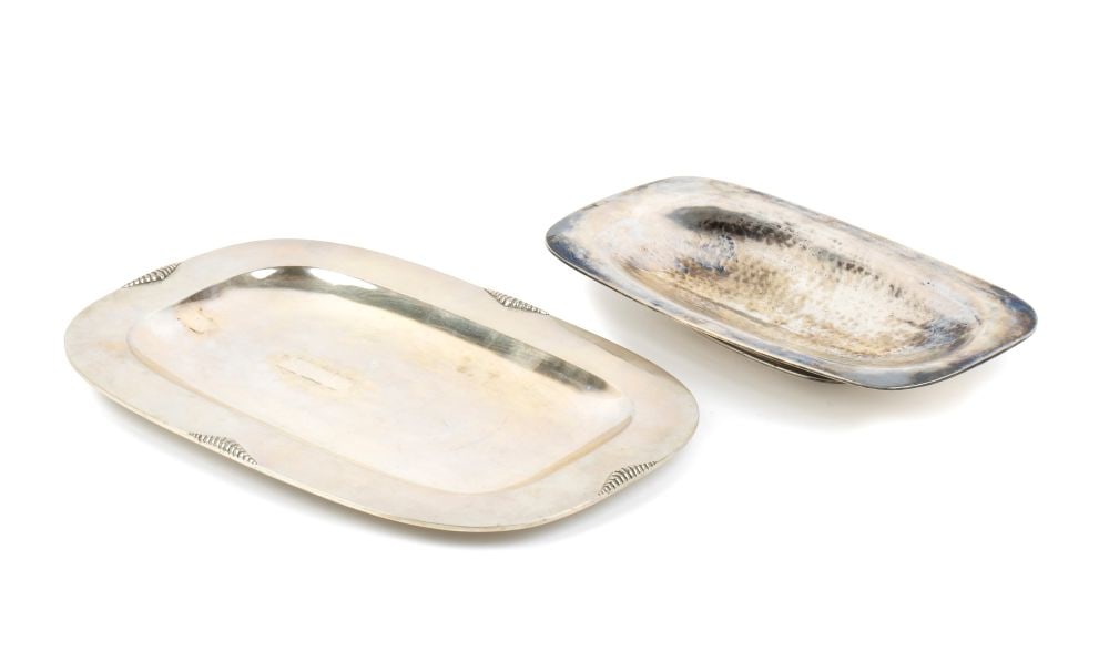 A pair of Italian solid silver trays: rectangular shaped.800/1000 silver, hallmarked "800 - 443 MI"; "800 - 39 PA".Height x width x depth I: 2 x 28.5 x 17 cm;Height x width II: 35 x 24 cm.