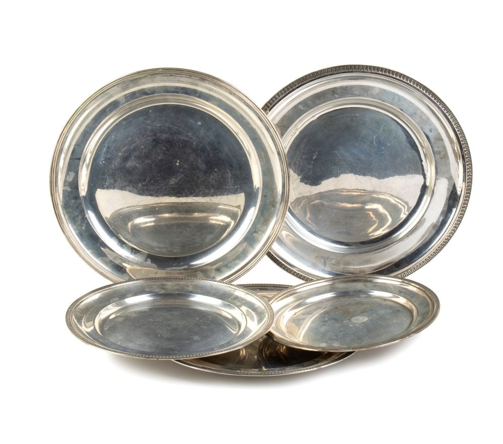 A group of 5 italian solid silver trays: oval and circular shaped.800/1000 silver, hallmarked "800 - 72 PA"; "800 - 1 AL".Diameter I: 29.5 cm;Diameter II: 33 cm;Diameter III: 36 cm;Diameter IV: 40 cm;Diameter V: 40.5 cm.