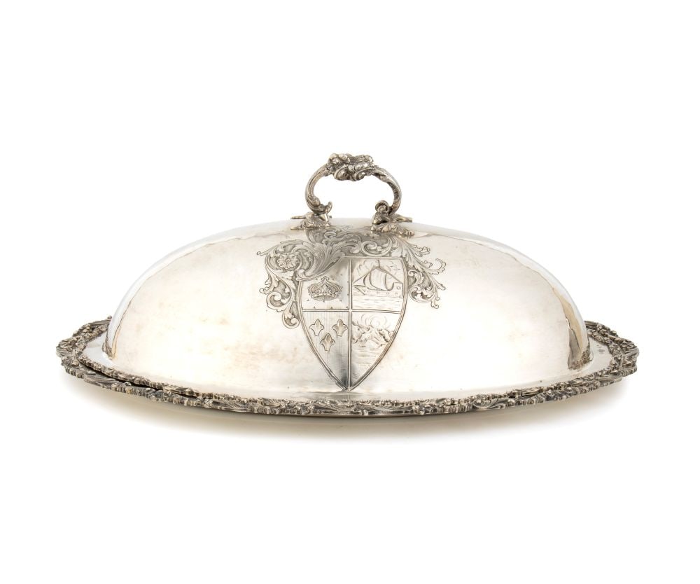 Italian solid silver tray with cloche: Both the profile of the tray and the rim of the cloche are defined by a rich embossed frame featuring volutes, foliage and rocaille motifs. On the front of the dome stands out a large and intricately