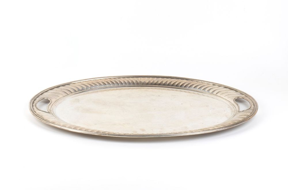 Italian solid silver tray: oval in shape, framed by a slightly raised rim decorated with a diagonal radial pattern.800/1000 silver, hallmarked "800 – 176 FI – SAVIOTTI ROMA".