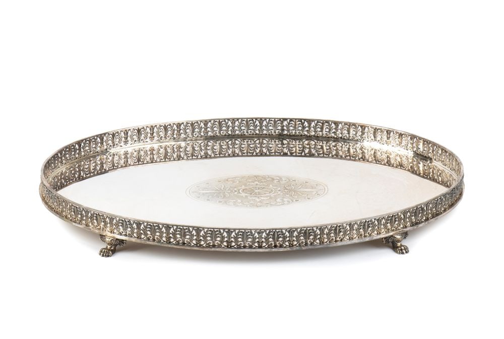 MESSULAM Italian soilid silver tray.: Oval in shape, with a perimeter railing featuring openwork plant motifs, resting on four lion-shaped feet. In the centre is a medallion with a central rosette framed by plant motifs.800/1000 silver,