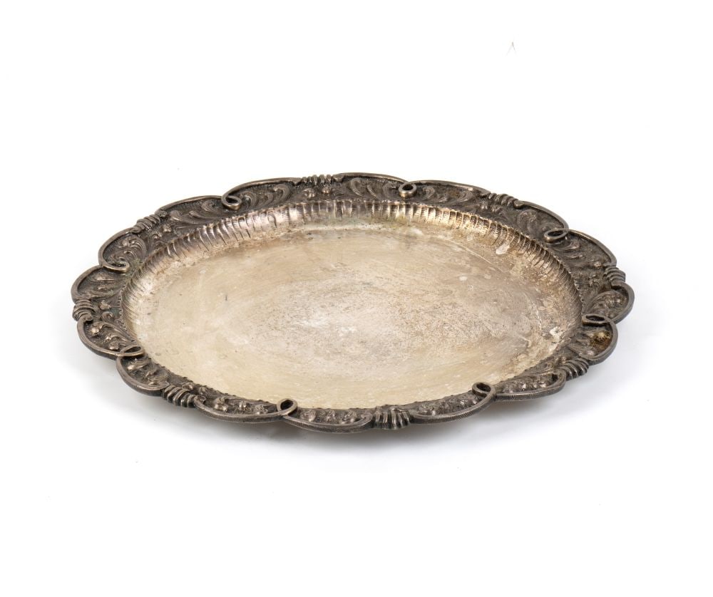 Italian solid silver tray: circular in shape, characterised by a wide, moulded, multi-lobed rim featuring acanthus-style scrolls, curls and foliage motifs.800/1000 silver, hallmarked "800".