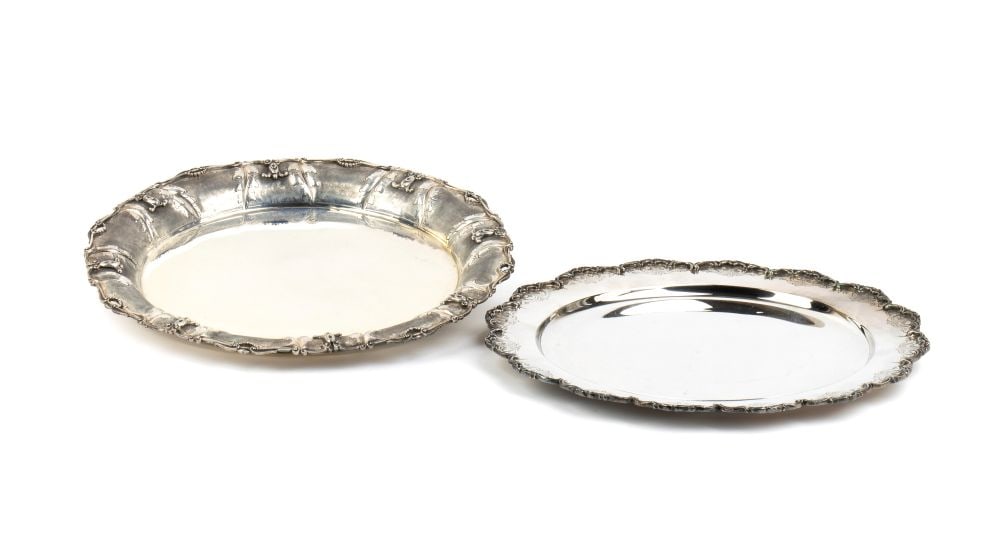 Two italian solid silver dishes: circular and oval in shape, decorated around the edges with floral and plant motifs.800/1000 silver, hallmarked "800 - 376 AL".Diameter I: 35.5 cm;Height x diameter II: 4.5 x 35 cm.