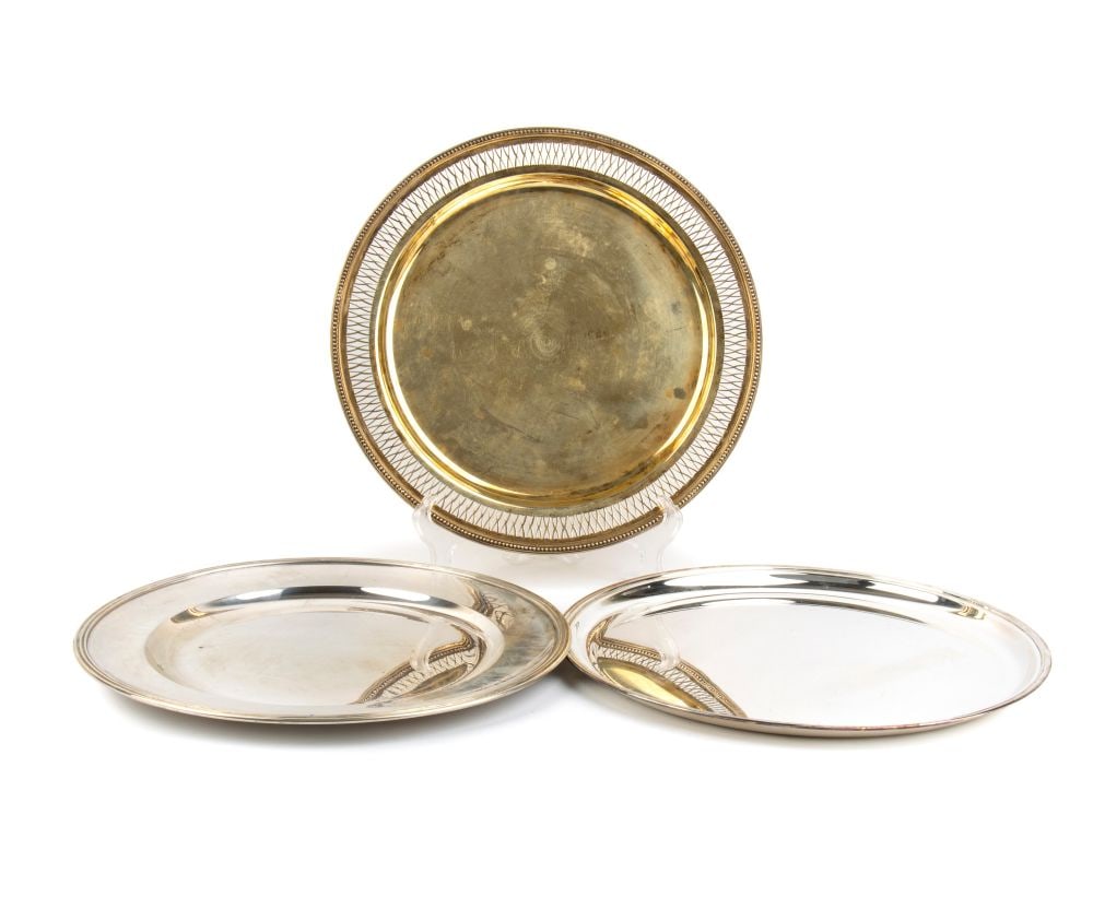 A group of 3 Italian solid silver dishes: round in shape; two with a smooth surface and one with openwork edges and gold-plated silver.800/1000 silver, hallmarked "800 – 30 PD"; ‘1 AL – 800’; ‘R. MIRACOLI