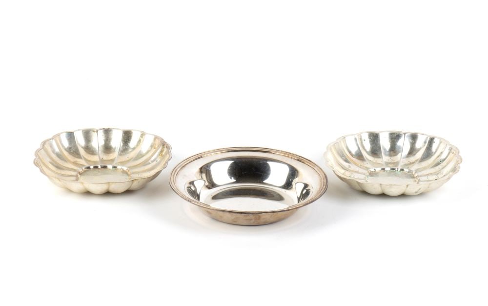 A group of 3 italian solid silver baskets: circular in shape. One saucer has a clean, minimalist design with a slightly raised rim, whilst the other two feature a radial ribbed pattern.Diameter I: 16 cm;Diameter II: 15 cm;Diameter III: 17