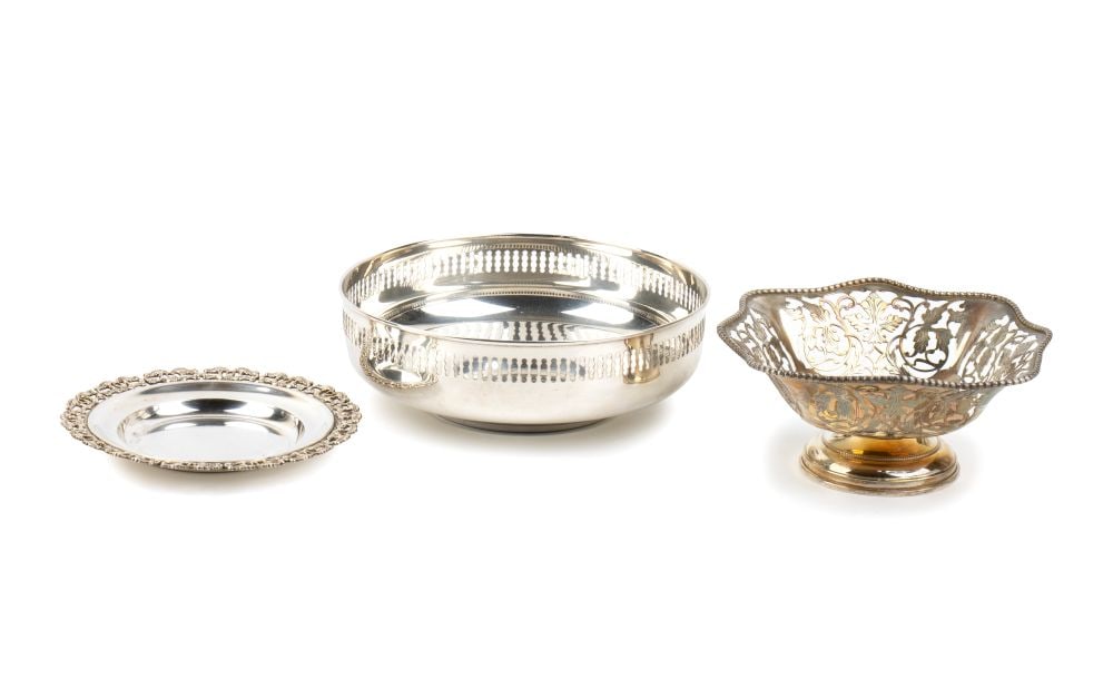A group of 3 italian solid silver baskets: Circular and contoured in shape, openwork.Hallmarked "800’"Diameter I: 17 cm;Diameter II: 15.2 cm;Diameter III: 19.2 cm.
