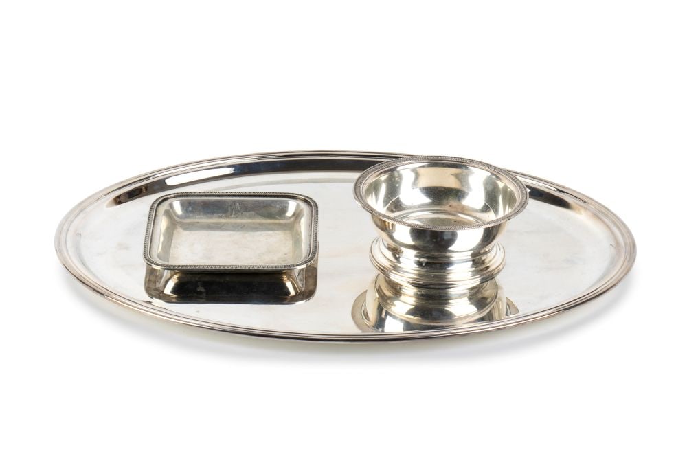 RICCI E CLEMENTI A set of Italian silverware comprising an oval tray, a bowl and a small plate: comprising of an oval-shaped tray and two small plates, one round and one rectangular.800/1000 silver, hallmarked respectively ‘17 TV – 800’; ‘3 VC – 800’;