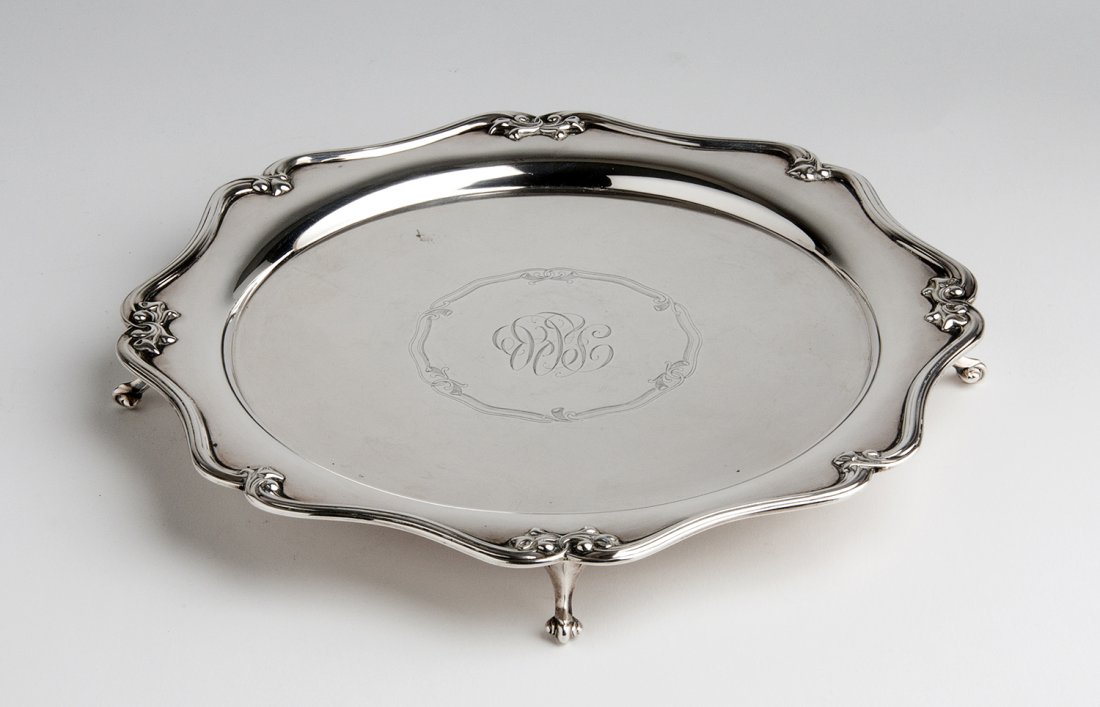 Sterling Silver (925‰) Salver, ROBERT & BELK 1905-1906: Sterling Silver (925‰) Salver, ROBERT & BELK 1905-1906 SHEFFIELDwith a foliage border. Full hallmarks struck under the base are all very clear. Diameter 255 mm. Weight 16.6 oz. - Ce.S.Ar. Certificat