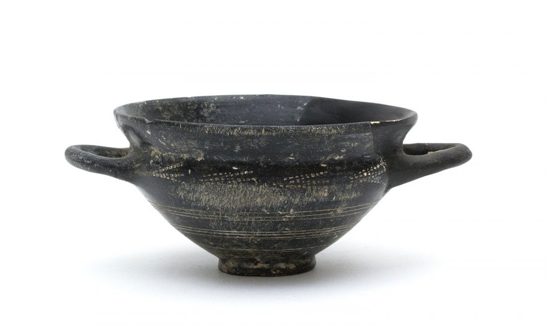 Kylix in bucchero Etruria meridionale, fine del VII (1 of 2)