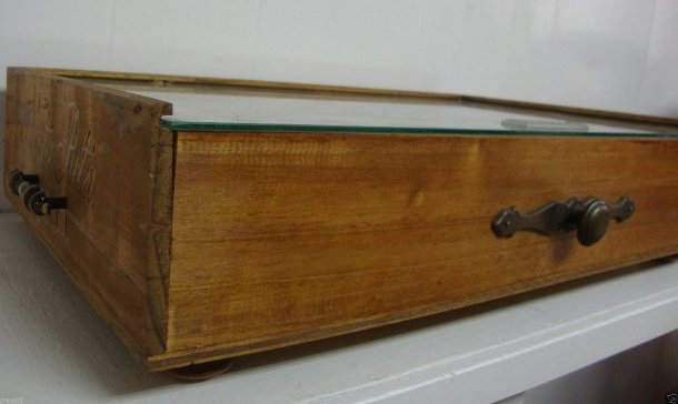 Wine Display Case Glass Top: Unique Santa Rita Wine Display Case Glass Top Box 23" WGreen Velvet Interior. Measurements: Wide:23" Base:13" 1/2 Height:5" Weight Approx: 6 lbs This piece is in good condition-NO broken or Missing Pa