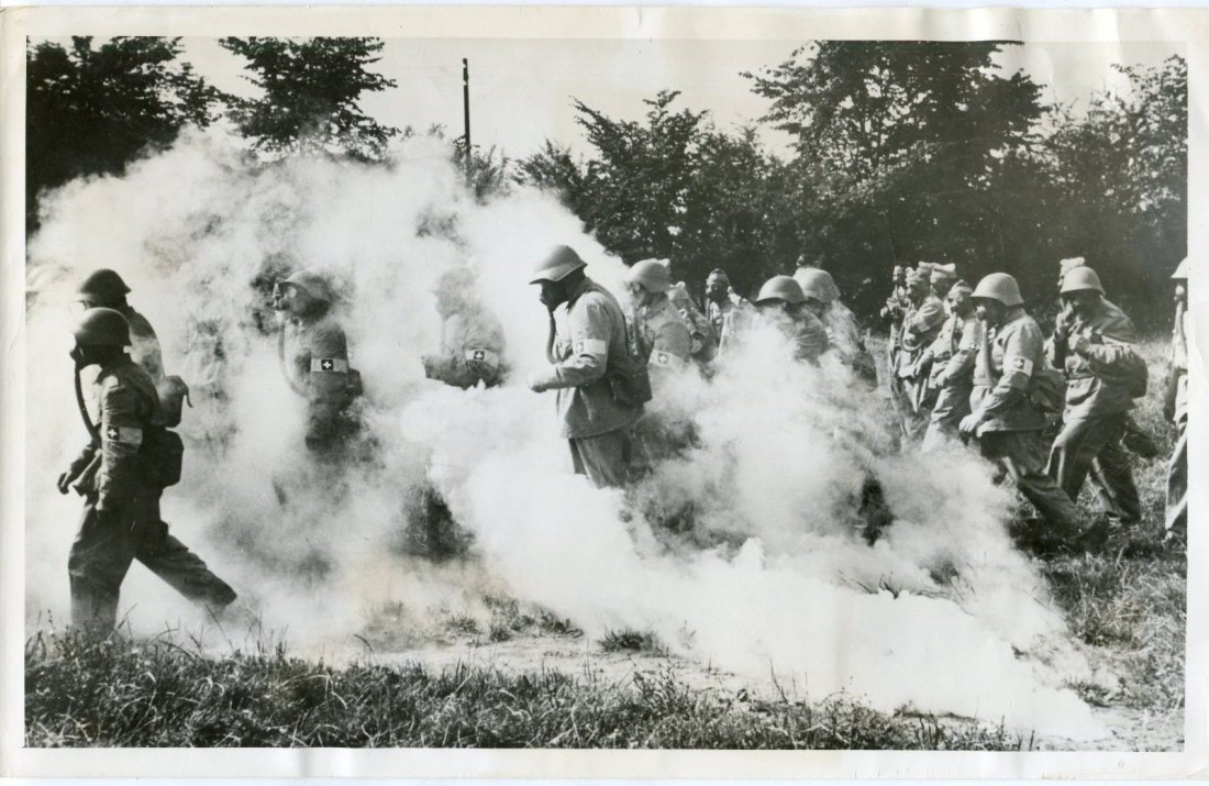 Swiss Army Tests Gas Masks 1940 WW II Original Press Ph: 1940 Original Press photo showing Swiss Army testing gas masks in drill. Dated Feb. 1, 1940. See original caption attached to back for more details. Original press photo from the files of the "San Fra