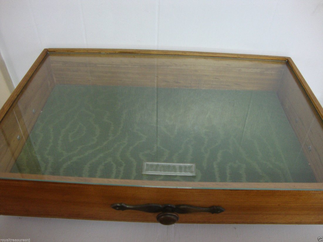 Unique Santa Rita Wine Display Case Glass Top Box 23": Unique Santa Rita Wine Display Case Glass Top Box 23" WGreen Velvet Interior. Measurements: Wide:23" Base:13" 1/2 Height:5" Weight Approx: 6 lbs This piece is in good condition-NO broken or Missing Pa