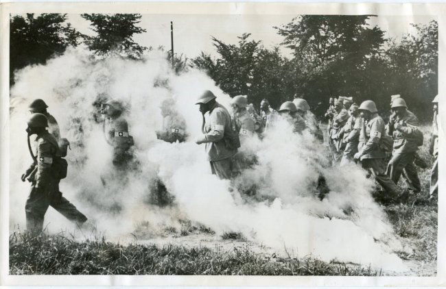 1940 Original Press photo showing Swiss Army: 1940 Original Press photo showing Swiss Army testing gas masks in drill. Dated Feb. 1, 1940. See original caption attached to back for more details. Original press photo from the files of the "San Fra