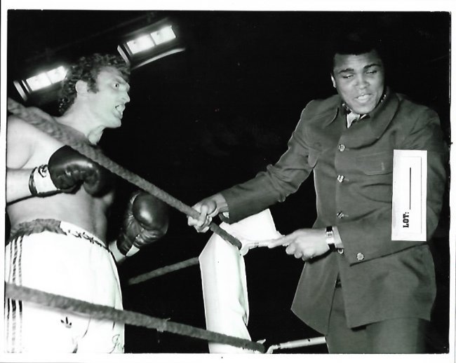 1975 Orig Candid Photo Boxing Champion MUHAMMAD ALI (1 of 2)