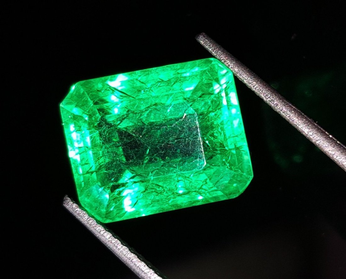 7.77 Ct Natural Certified Colombian Emerald (1 of 4)