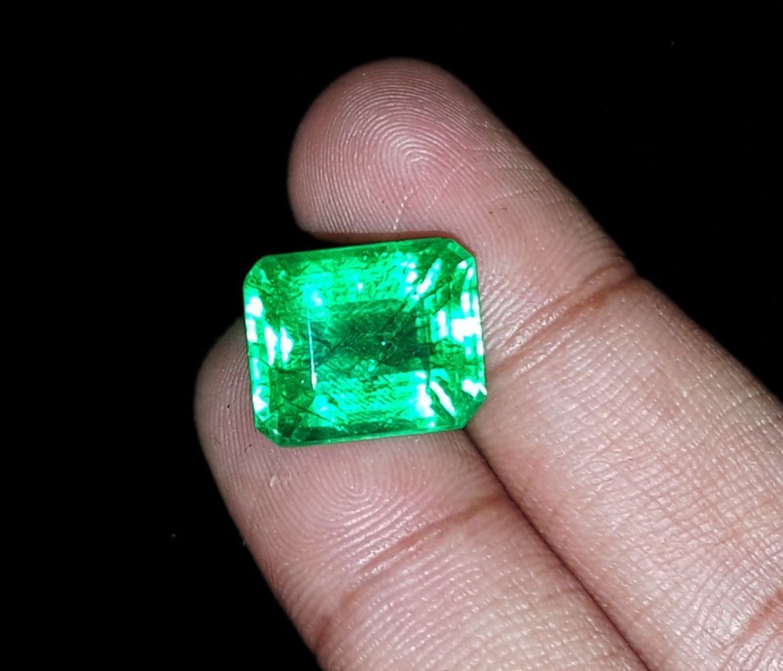 11.77 Ct Natural Certificate Colombian Emerald Shape (1 of 3)
