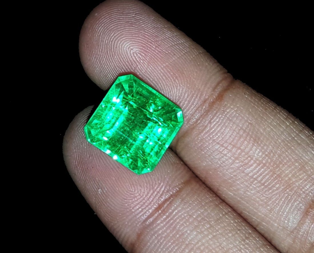 8.97 Ct Square Natural Certificate Colombian Emerald: 8.97 Ct Square Natural Certificate Colombian EmeraldShape: Square Certificate: GGLShape: Square Certificate: GGLLength: 11.45 mm Country of Origin: ColombiaWidth: 11.42 mm Color:GreenDepth: 9.65 mm To