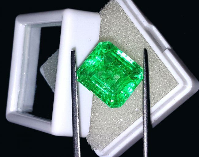 8.72 Ct Natural Certified Colombian Emerald. (1 of 1)