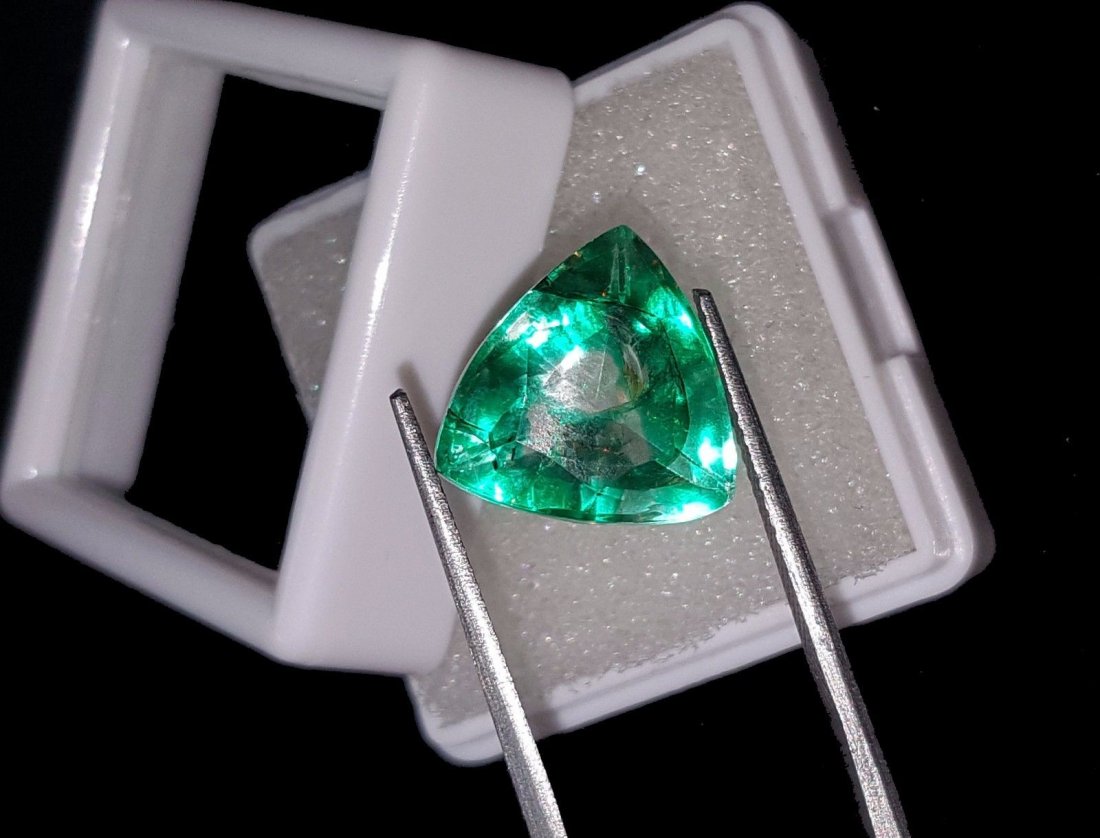 Natural 6.97 Ct Certi Trillion Shape Colombian Emerald: Natural 6.97 Ct Certi Trillion Shape Colombian Emerald Gemstone.Shape: TrillionCut Grade: Excellent -Length: 13.12 MM - Certificate: GGL - Width: 12.69 MM - Country of Origin: Colombia - Depth: 8.14 m