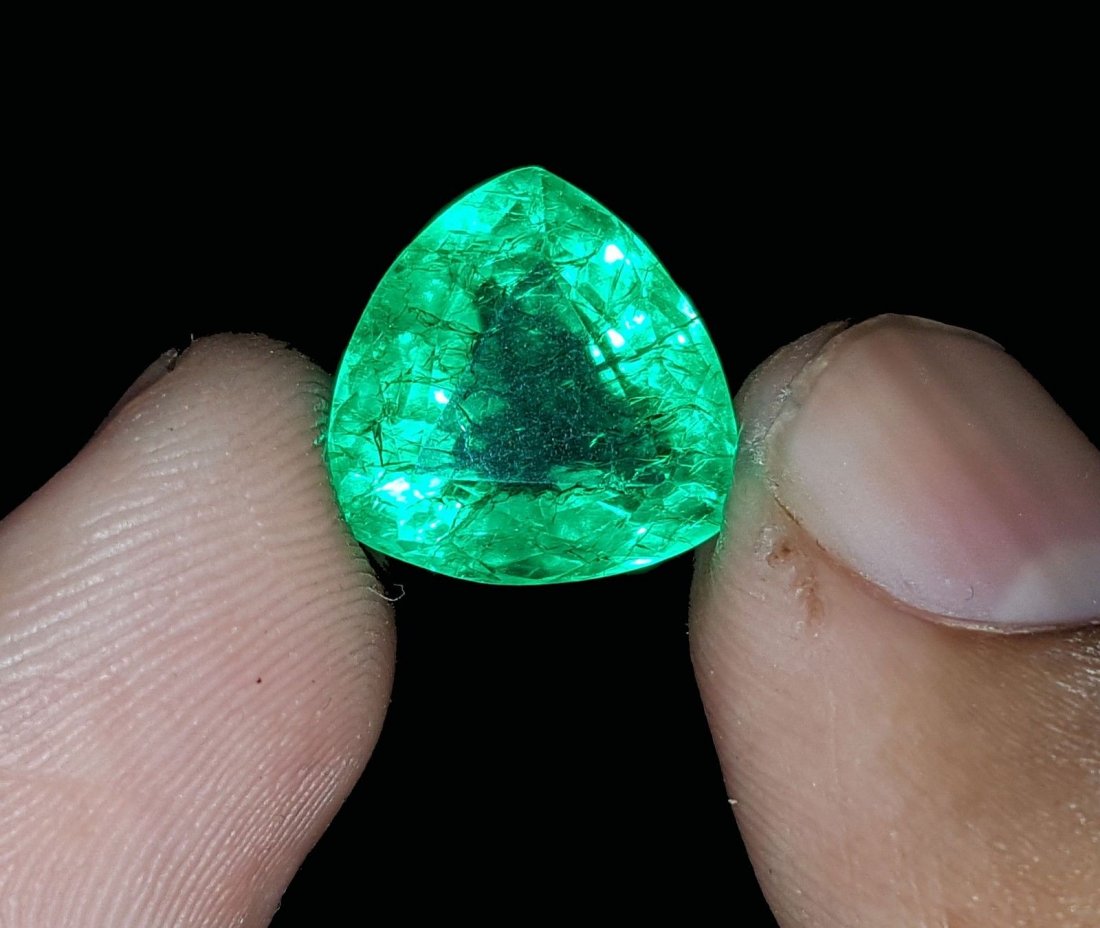 Trillion Shape 7.07 Ct Marvelous Natural Certificate: Trillion Shape 7.07 Ct Marvelous Natural Certificate Colombian Emerald. Shape:Trillion - Certificate: GGL - Length: 12.13 mm - Country of Origin:Colombia - Width: 12.12 mm - Color: Green -Depth: 8.33 
