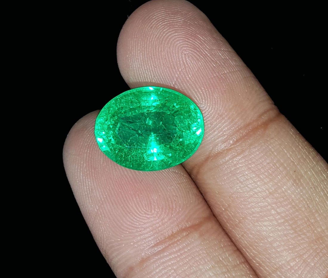 Oval Shape 8.32 Ct Natural Certified Colombian Emerald (1 of 5)