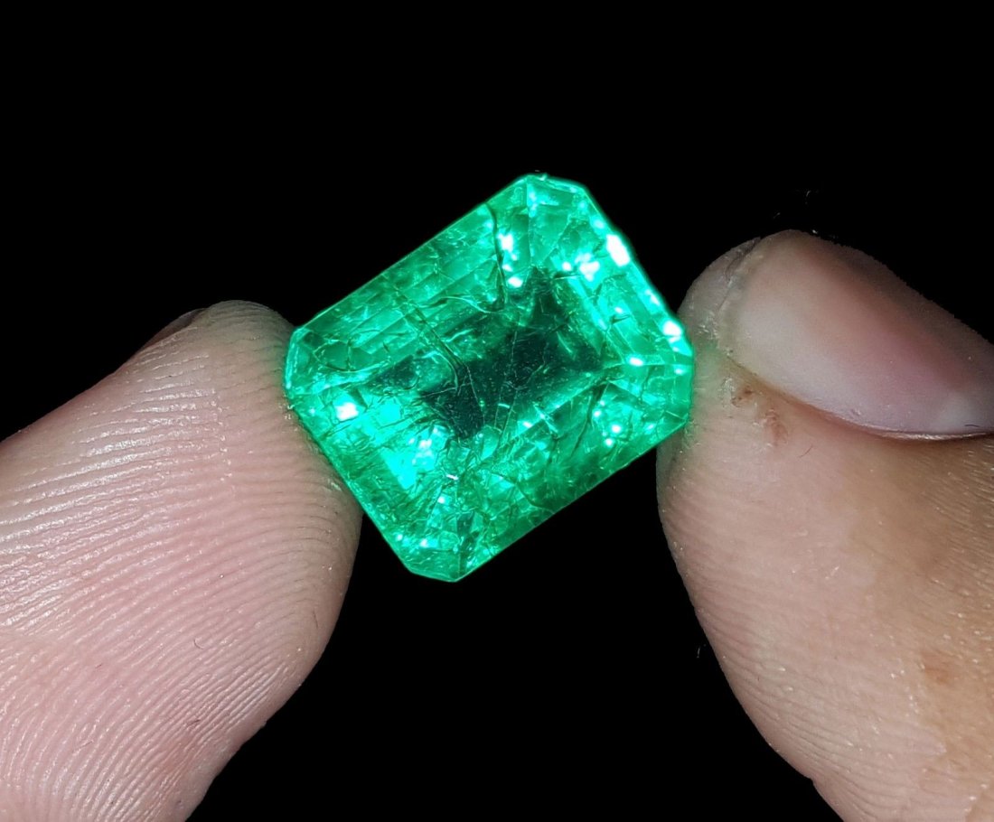 Emerald Shape 8.27 Ct Natural Certi Colombian Emerald: Emerald Shape 8.27 Ct Natural Certificate Colombian Emerald. Shape: Emerald - Certificate: GGL - Length: 12.55 mm - Country of Origin: Colombia - Width: 10.35 mm - Color: Green - Depth: 8.14 mm -Total