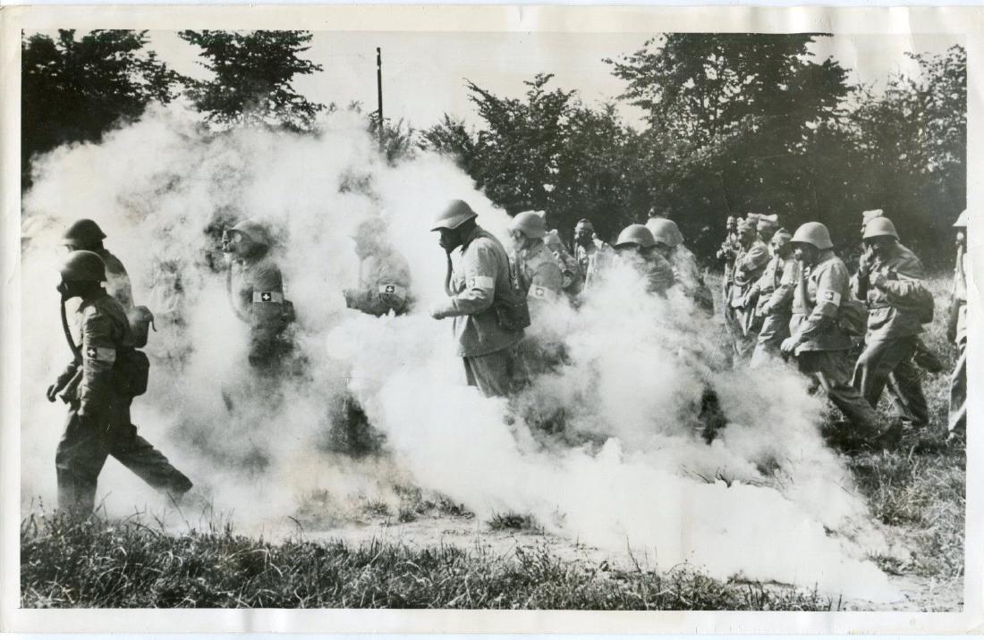 1940 Original Press photo showing Swiss Army testing ga: 1940 Original Press photo showing Swiss Army testing gas masks in drill. Dated Feb. 1, 1940. See original caption attached to back for more details. Original press photo from the files of the "San Fra