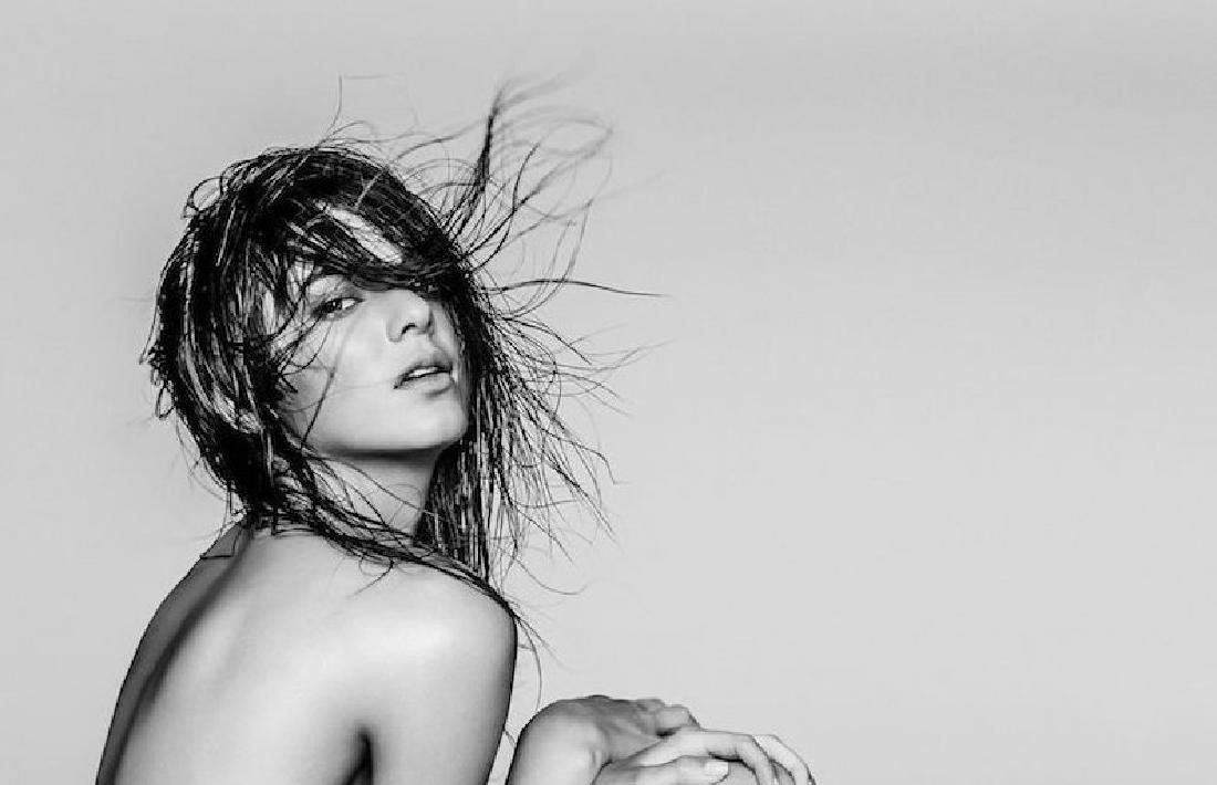 Black & White Celebrity Kendall Jenner - Photo (1 of 2)