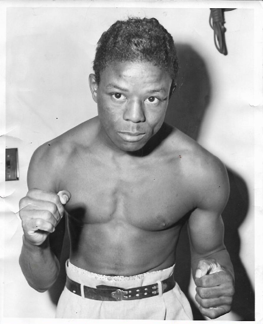 1958 Photo Virgil Akins,light weight boxer: 1958 Photo Virgil Akins,light weight boxer. Appx Photo Size: 8"x10"