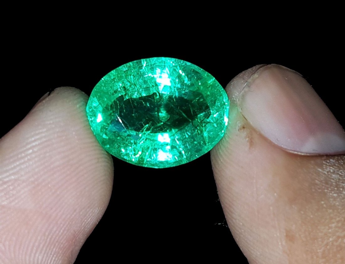 Oval Shape 8.02 Ct Natural Certified Colombian Emerald. (1 of 2)