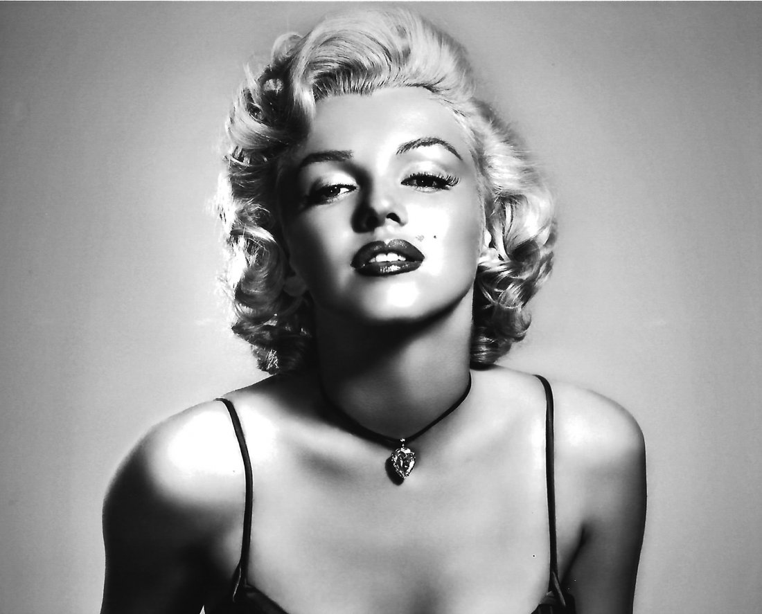 B&W Sexy Model Photo (1 of 1)