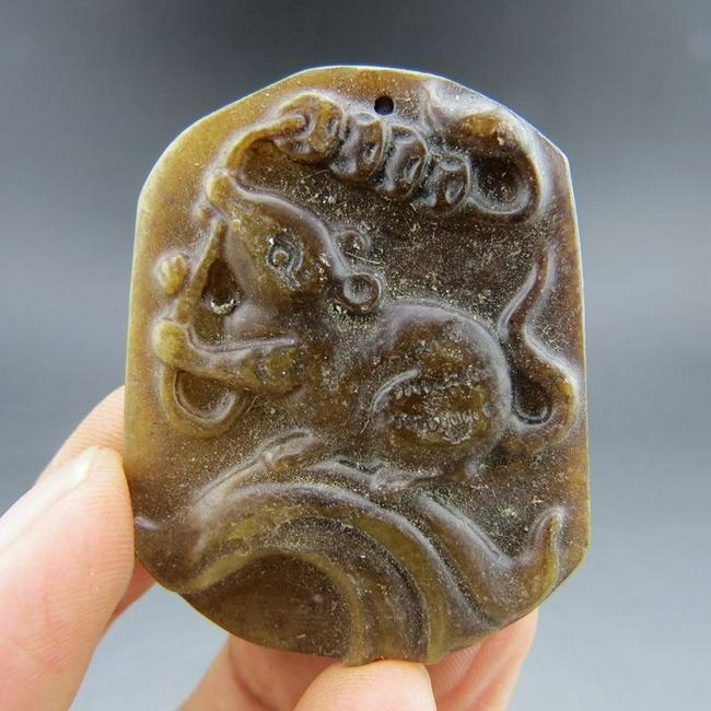 Antique Hand-Carved Chinese Medallion.Size:45mm x 37mm: Antique Hand-Carved Chinese Medallion.Size:45mm x 37mm