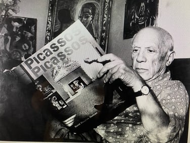 Pablo Picasso Vallauris France thumbs through book 102 photogr- 1961 Old Photo