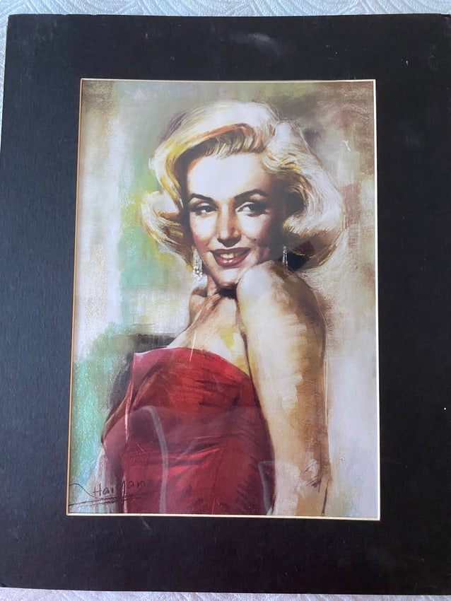 Drawing Charcol on Paper by artist Marylin Monroe Style: Drawing Charcol on Paper by artist Marylin Monroe Style - Ready to hang.NY Private Collection.Approximate Artwork Size: 10 x 15 Inches.Matted size: 16 x 20. SEE PHOTOS for condition. We pack & Ship fo