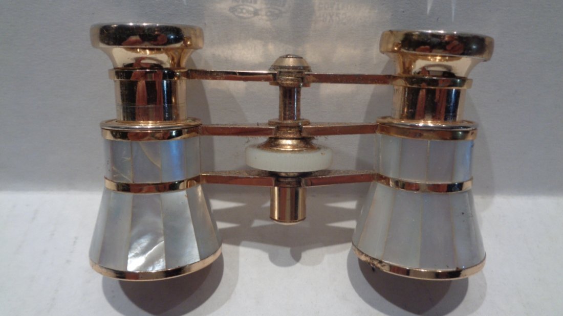VINTAGE OPERA GLASSES WITH MOTHER OF PEARL SCOPE (1 of 1)