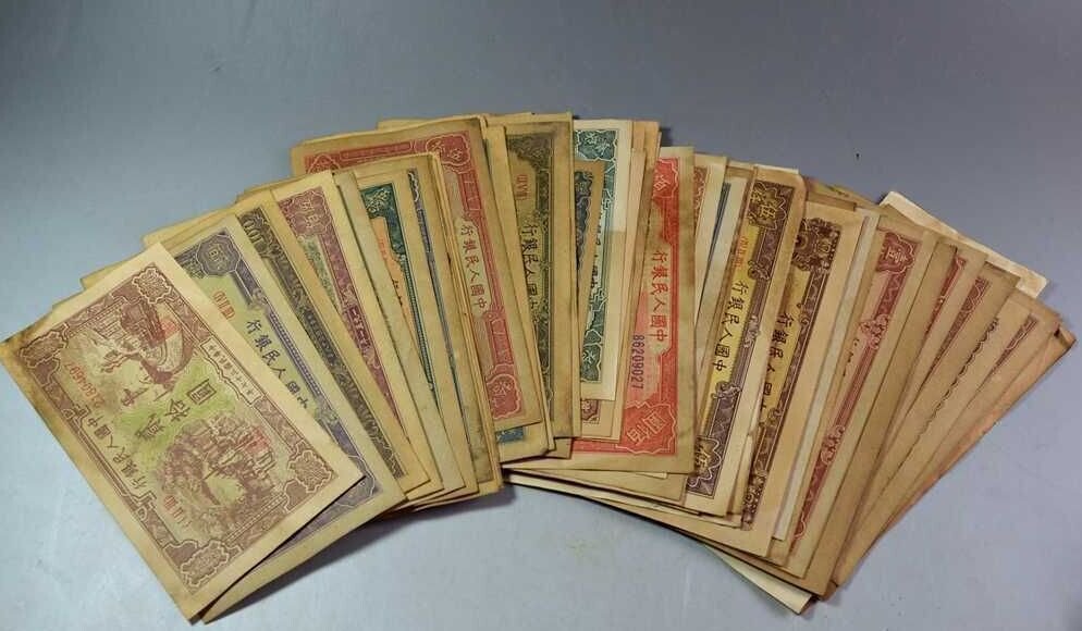 60 Chinese Paper Money Bank Currency Banknotes. (1 of 2)